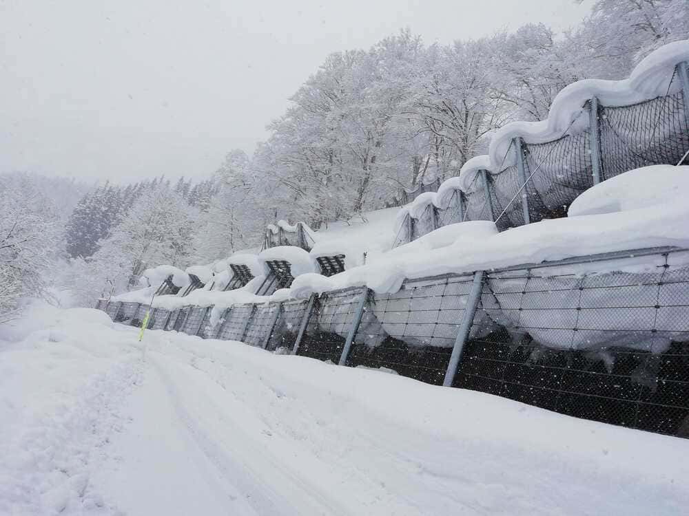 冬の新潟の道路はこんな感じです