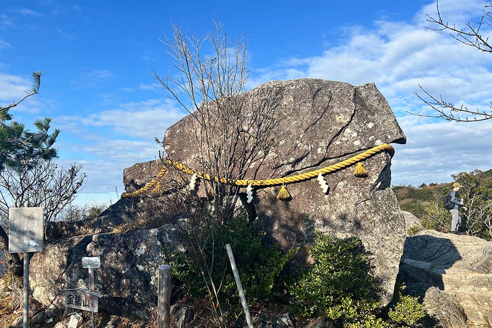 宝満山山頂のご神体