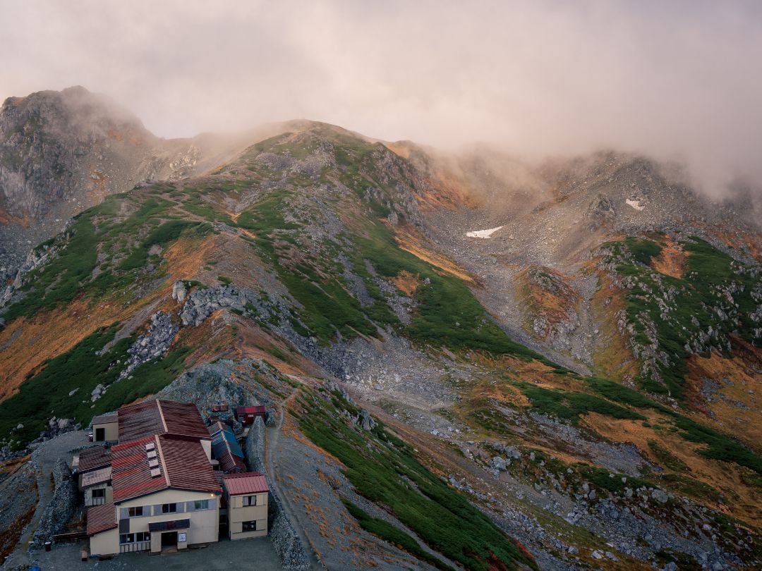 早朝の一の越山荘の景色 