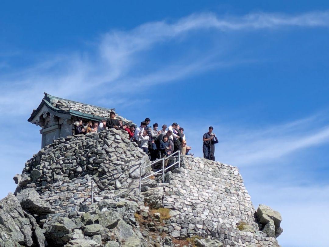 雄山山頂神社での参拝の様子