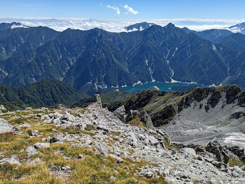 道中から黒部湖も見えます