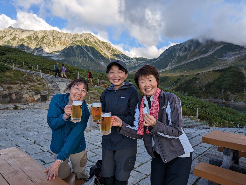 雄山をバックに乾杯