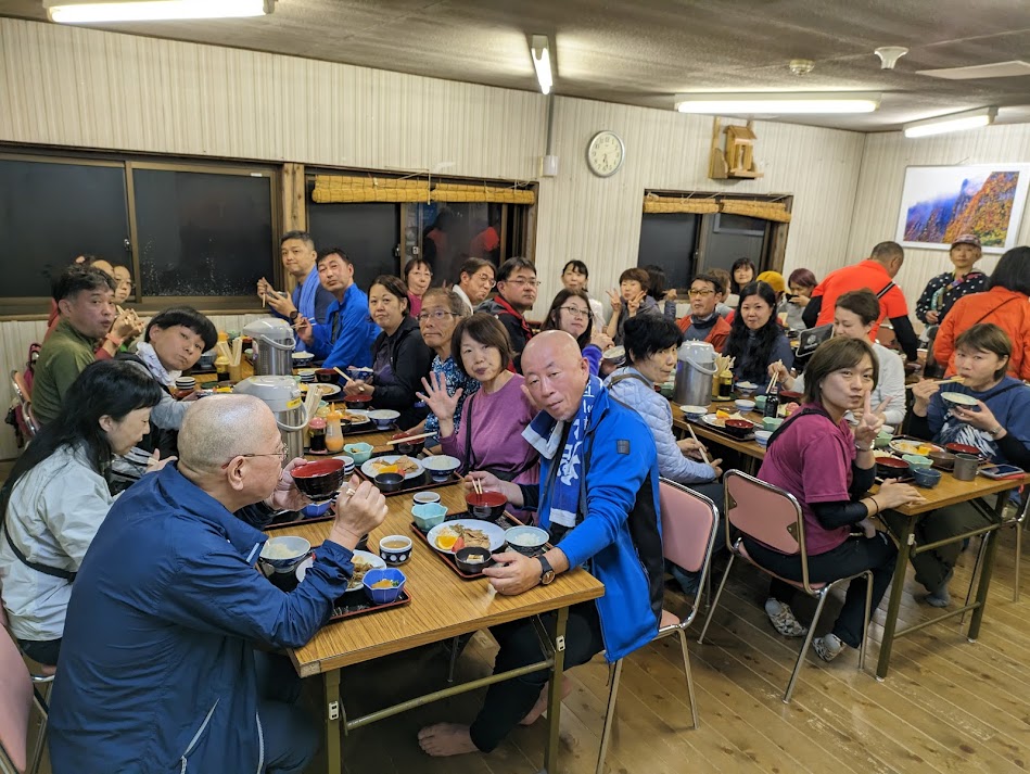 剱御前小舎での食事風景