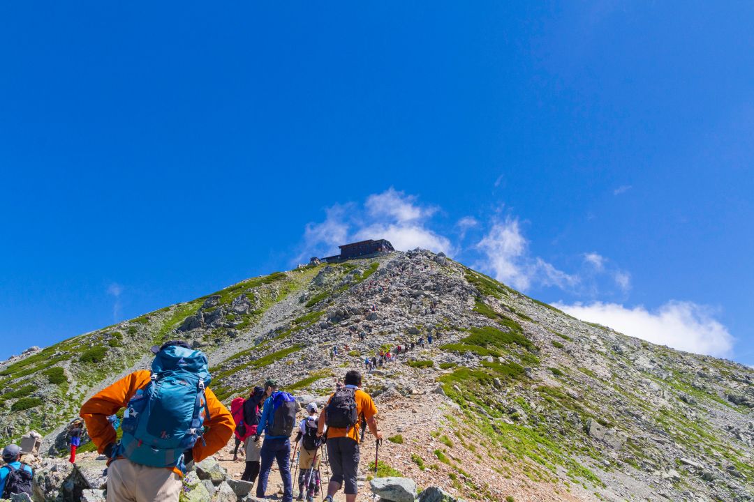 登山道から望む雄山山頂
