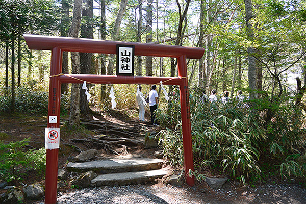 頭をさげる方角に富士山があります。