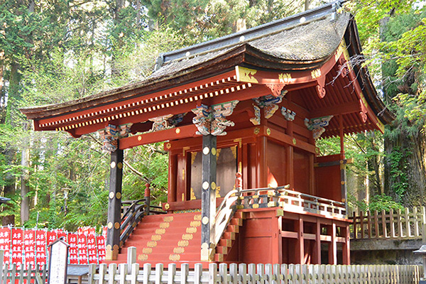 拝殿・本殿右奥に西宮