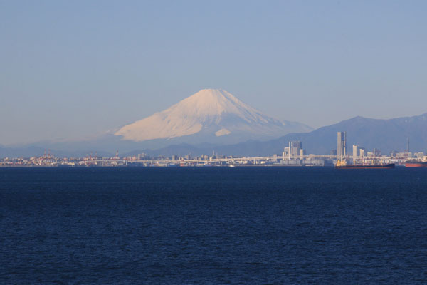 まずは途中で海ほたるによります。この日は晴天で富士山が良く見れました。お土産を買うスポットは二箇所しかないのでココで買うのもお勧めです。