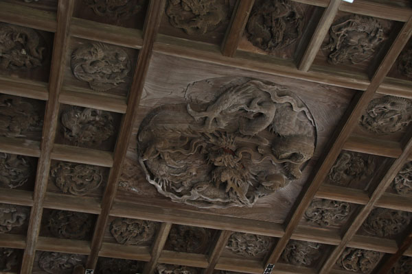 ここは拝殿の天井の龍の彫刻が見所です。