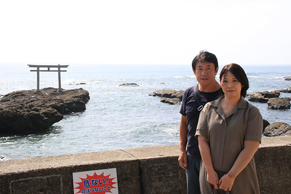 境内の正門から階段を下りると海があり、そこには神磯の鳥居があります。そこで記念写真。