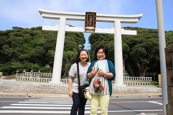 正門には大きな鳥居があります。大迫力。そこで記念写真。