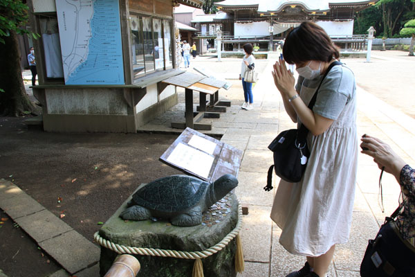 宝くじ当たった方の寄進の縁起の亀です。なでて宝くじが当たるかな？