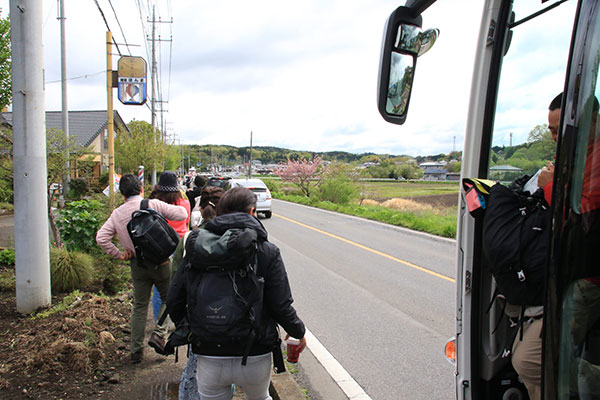 連休初日にもかかわらず予定時間よりも1時間も早く到着しました。バスから降りて添乗員さんが一番のメインスポットである共販センターまで一緒に歩いてくれます。