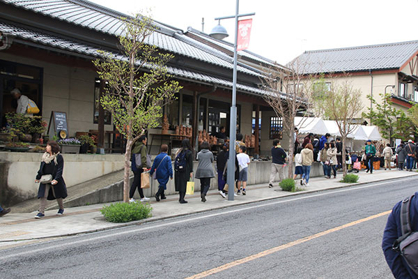 メインの通り沿いにもお店が立ち並んでます。