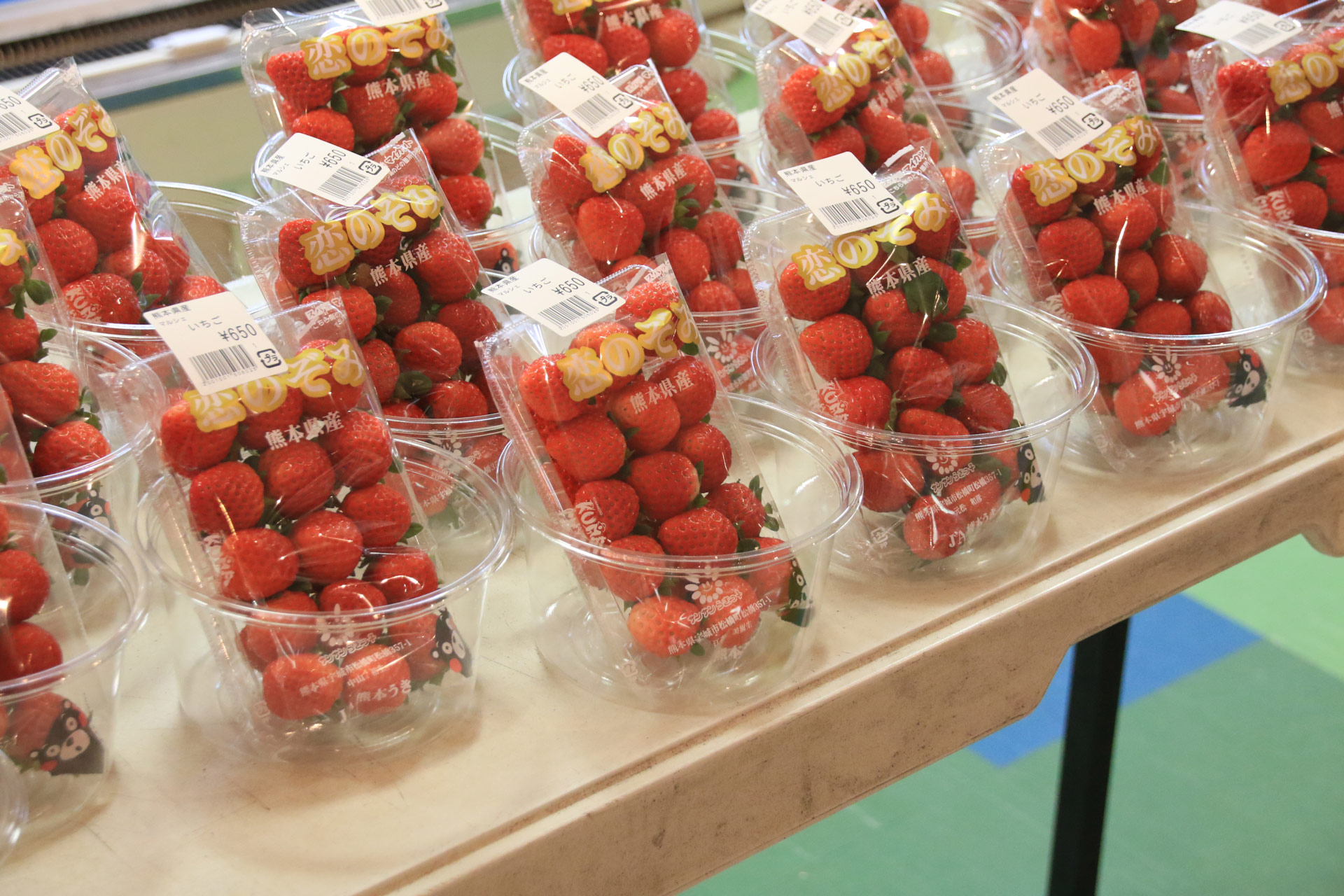 イチゴやみかんなど色々な静岡の青果が販売います。