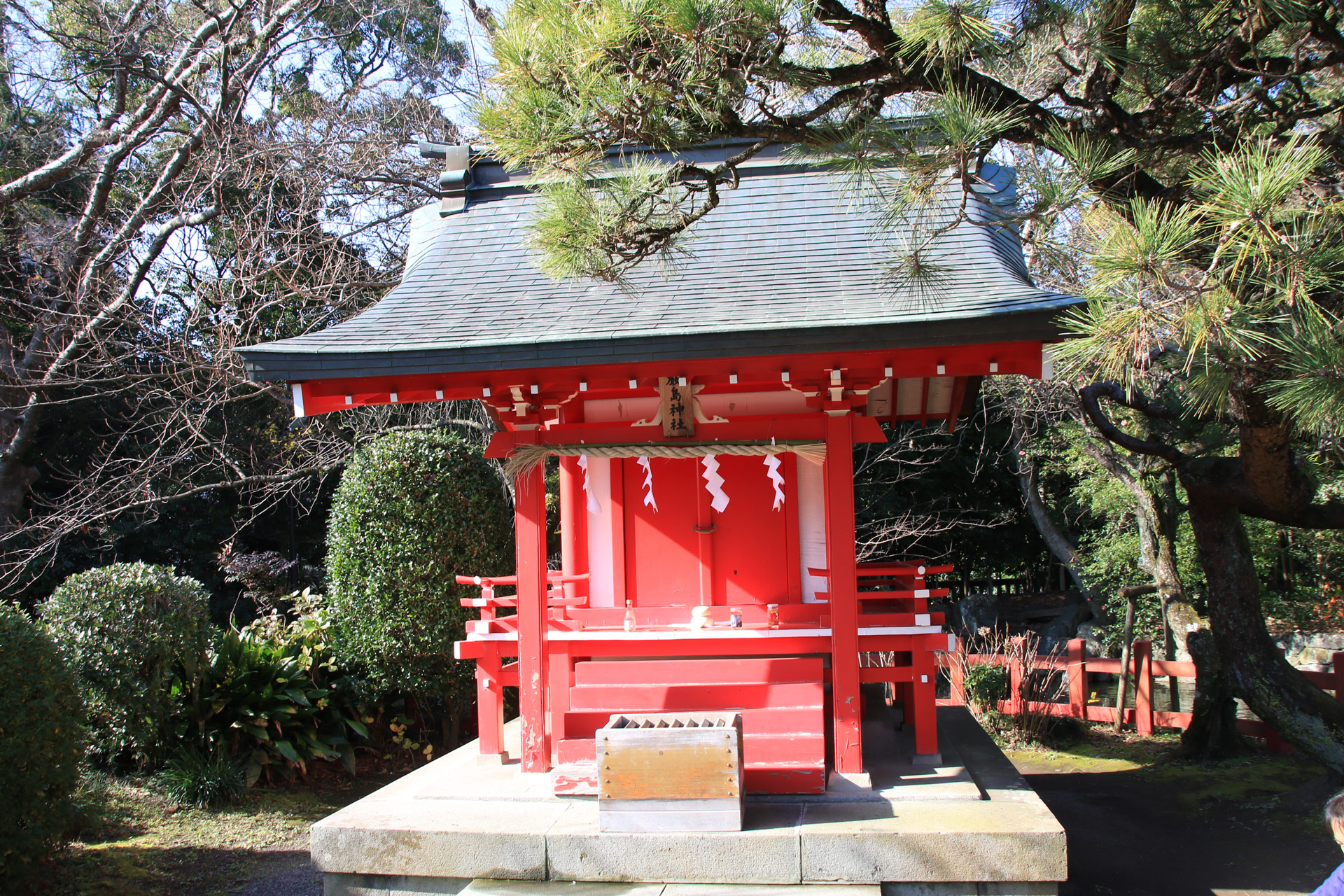 参道の両脇に池があり厳島神社があります。