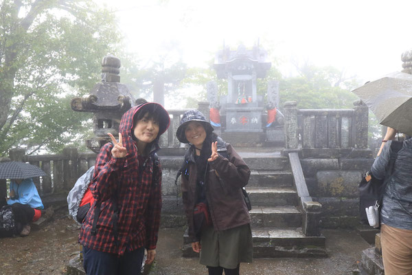 奥宮の雨は穢れを落としてくれますね