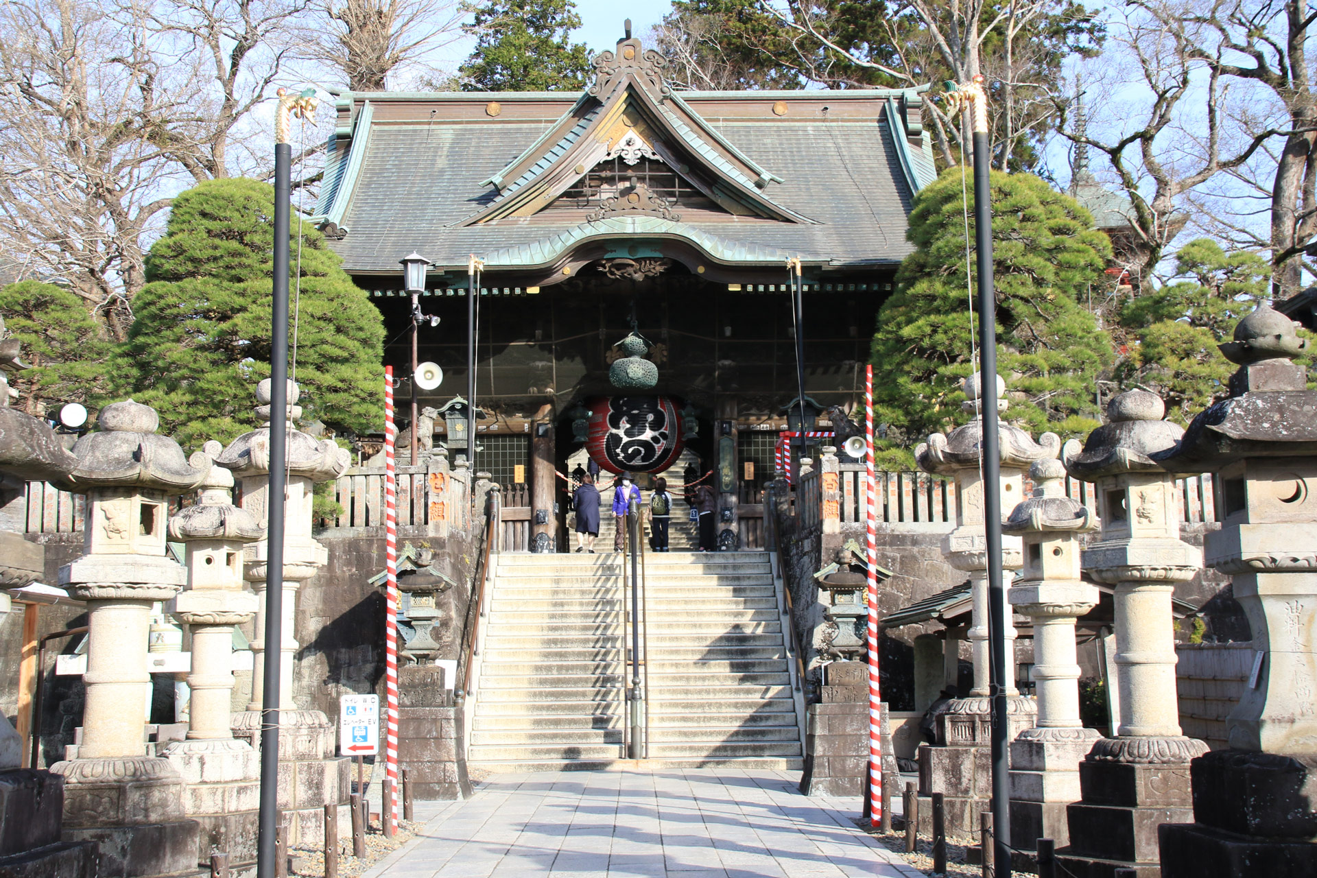 総門から境内へは荘厳な雰囲気に包まれており境内全体がパワーで満ちてます。