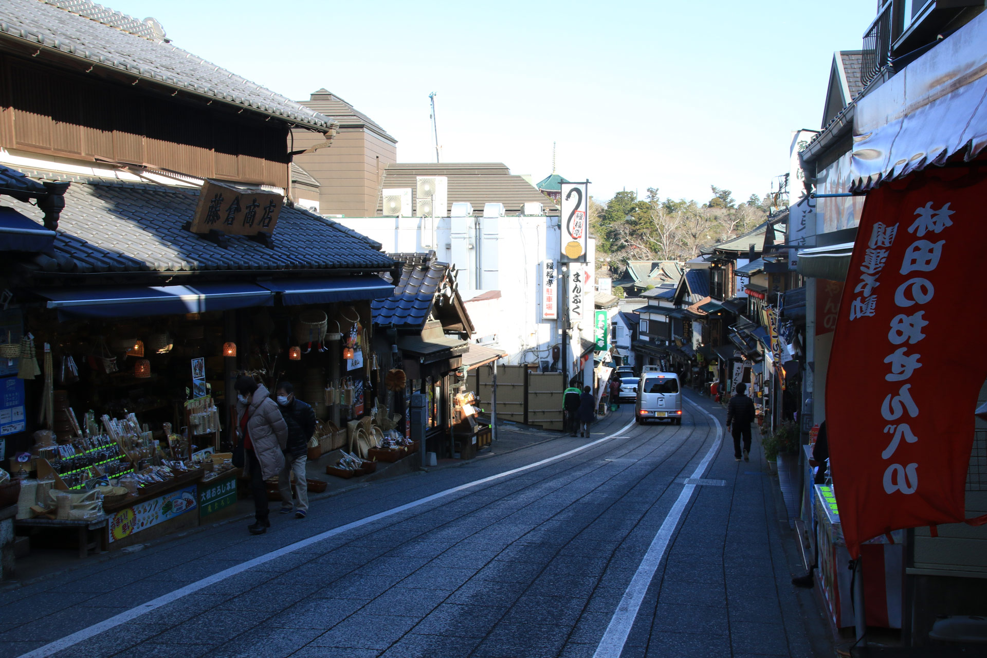 お昼には早いですが、早めのランチならここでうなぎは王道ですね。