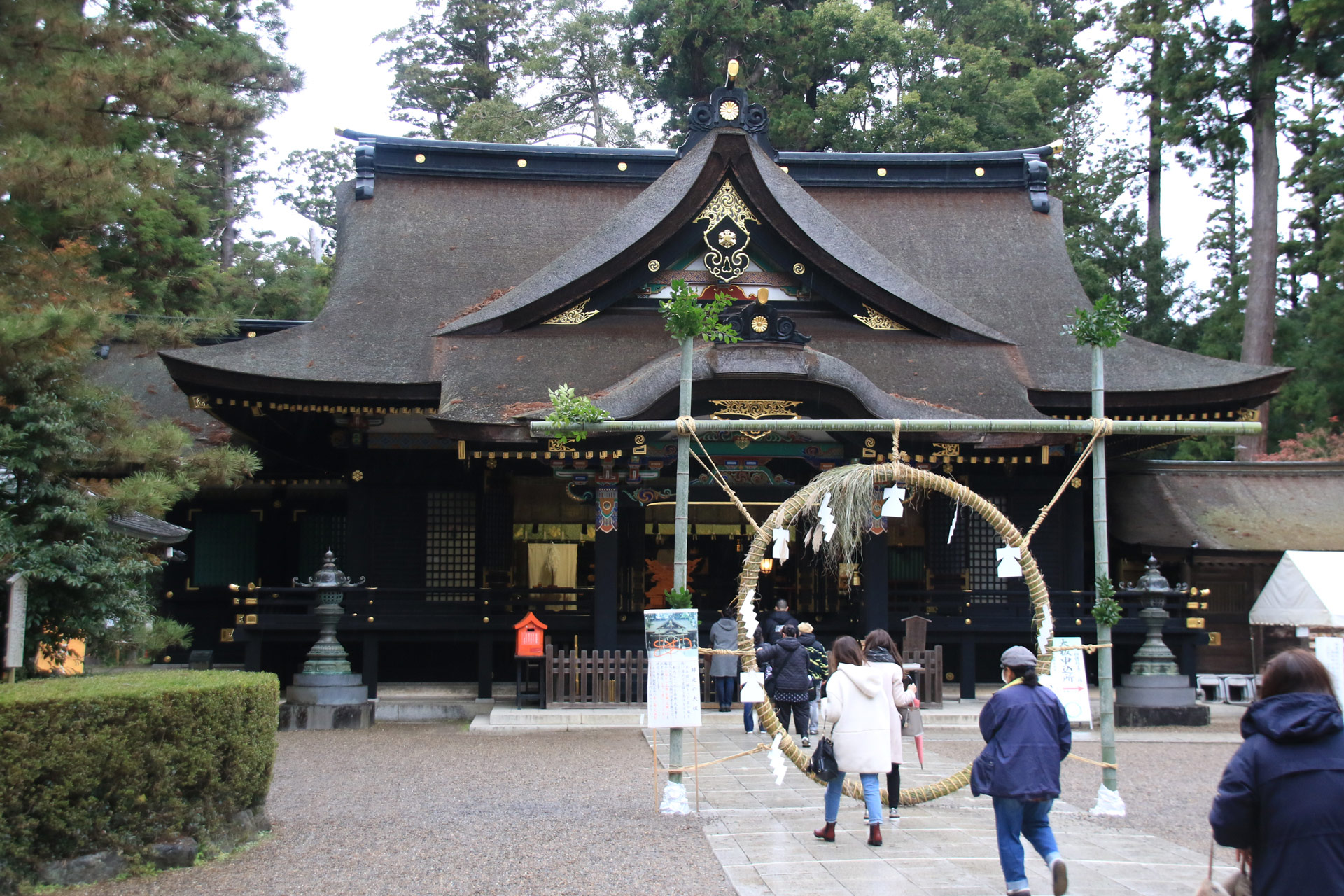 香取神宮の本殿拝殿は見事な黒塗りの建築です。