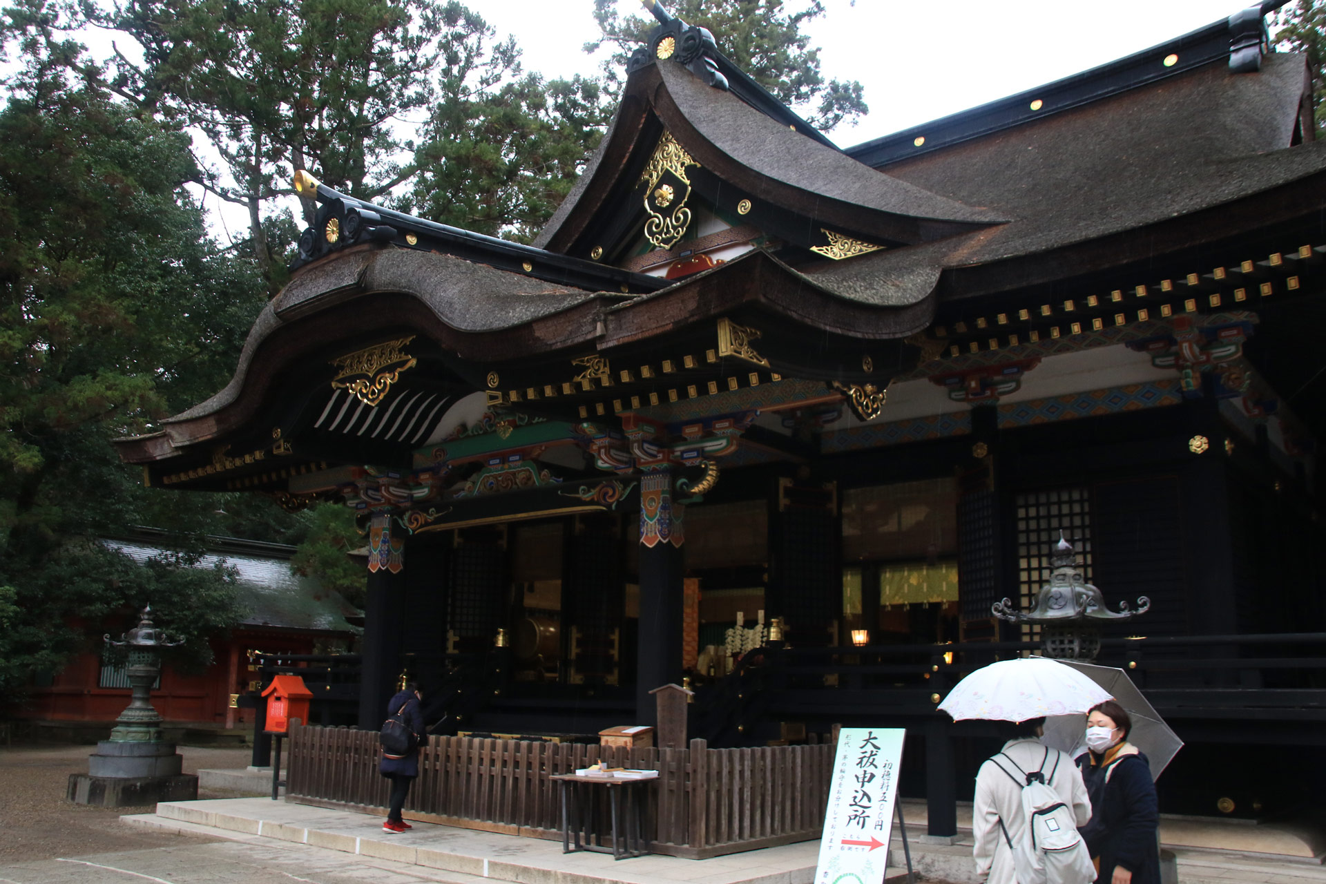 香取神宮の本殿拝殿は見事な黒塗りの建築です。
