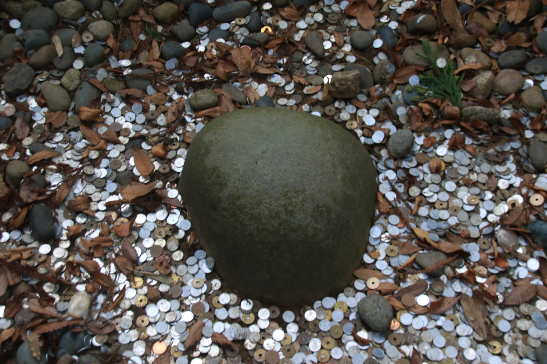 香取神宮にも要石がありこちらは尻尾と考えられてます。