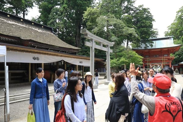 鹿島神宮でガイドしている様子