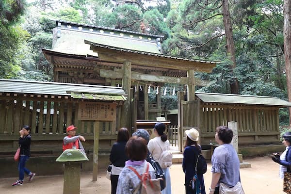 鹿島神宮でガイドしている様子