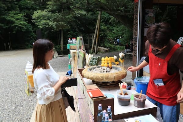 鹿島神宮でお団子を購入している様子