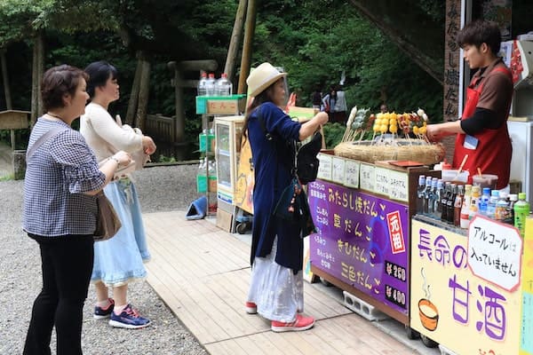 鹿島神宮でお団子を購入している様子