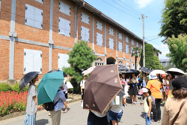 暑い日だったので皆さん日傘で見学です