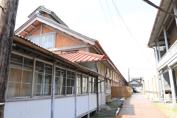 屋根のつくりが特徴的な生産工場です