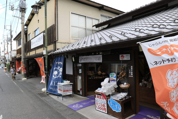 富岡製糸工場の周りはにぎやかな商店街です