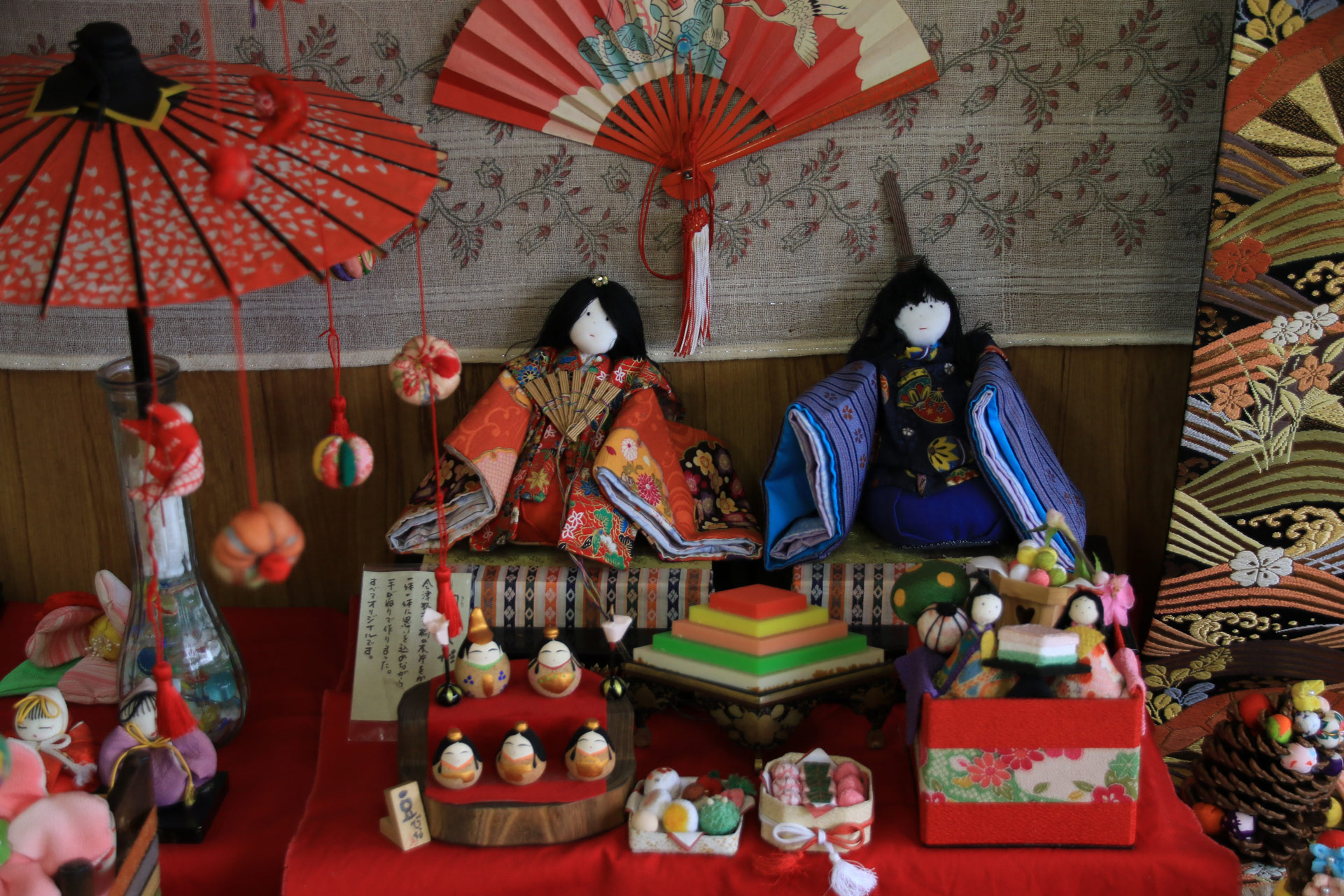 絢爛豪華以外にも手作りの雛人形もたくさん飾られてます。。