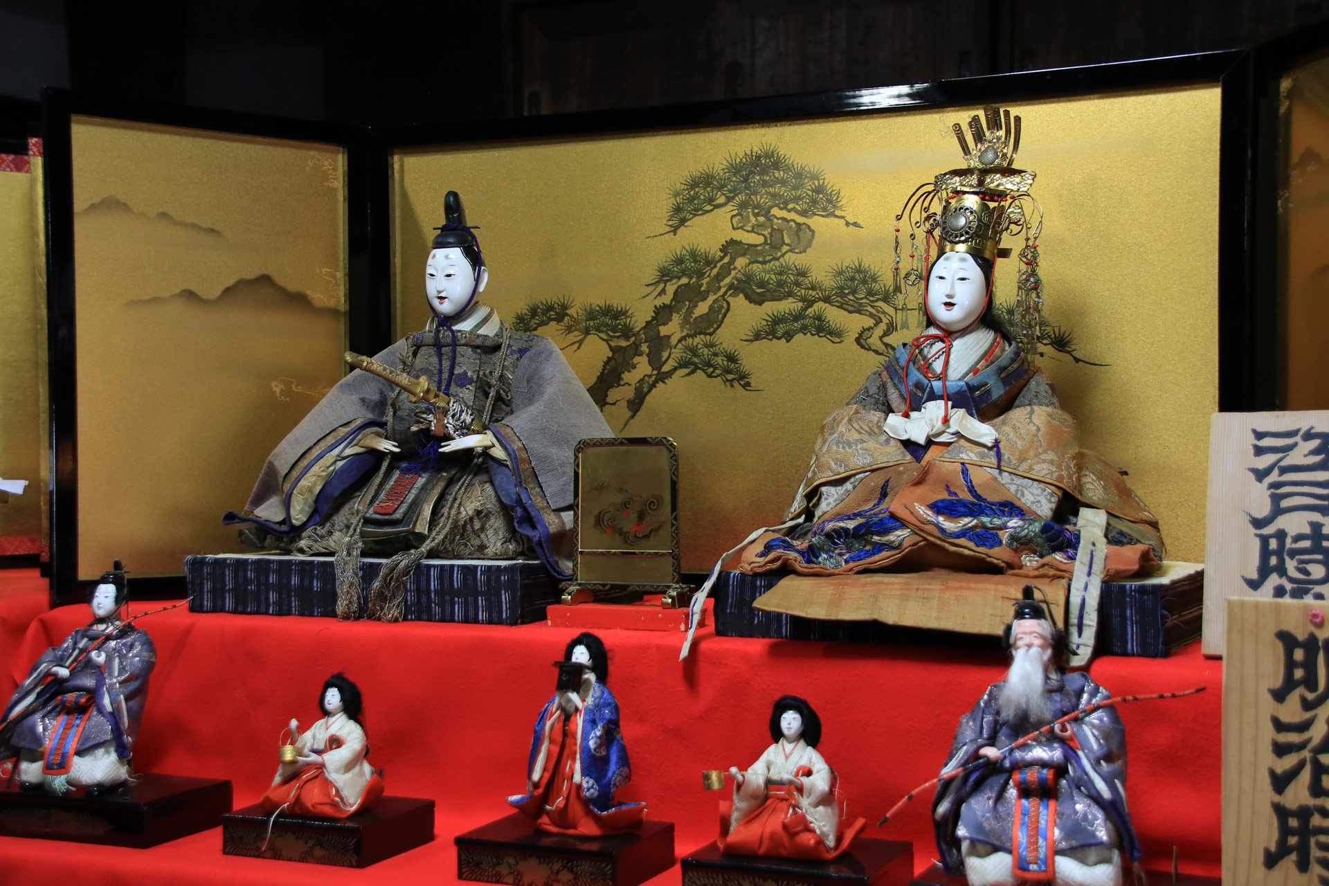 これは江戸時代の雛人形です。江戸時代から続く文化なんですね。