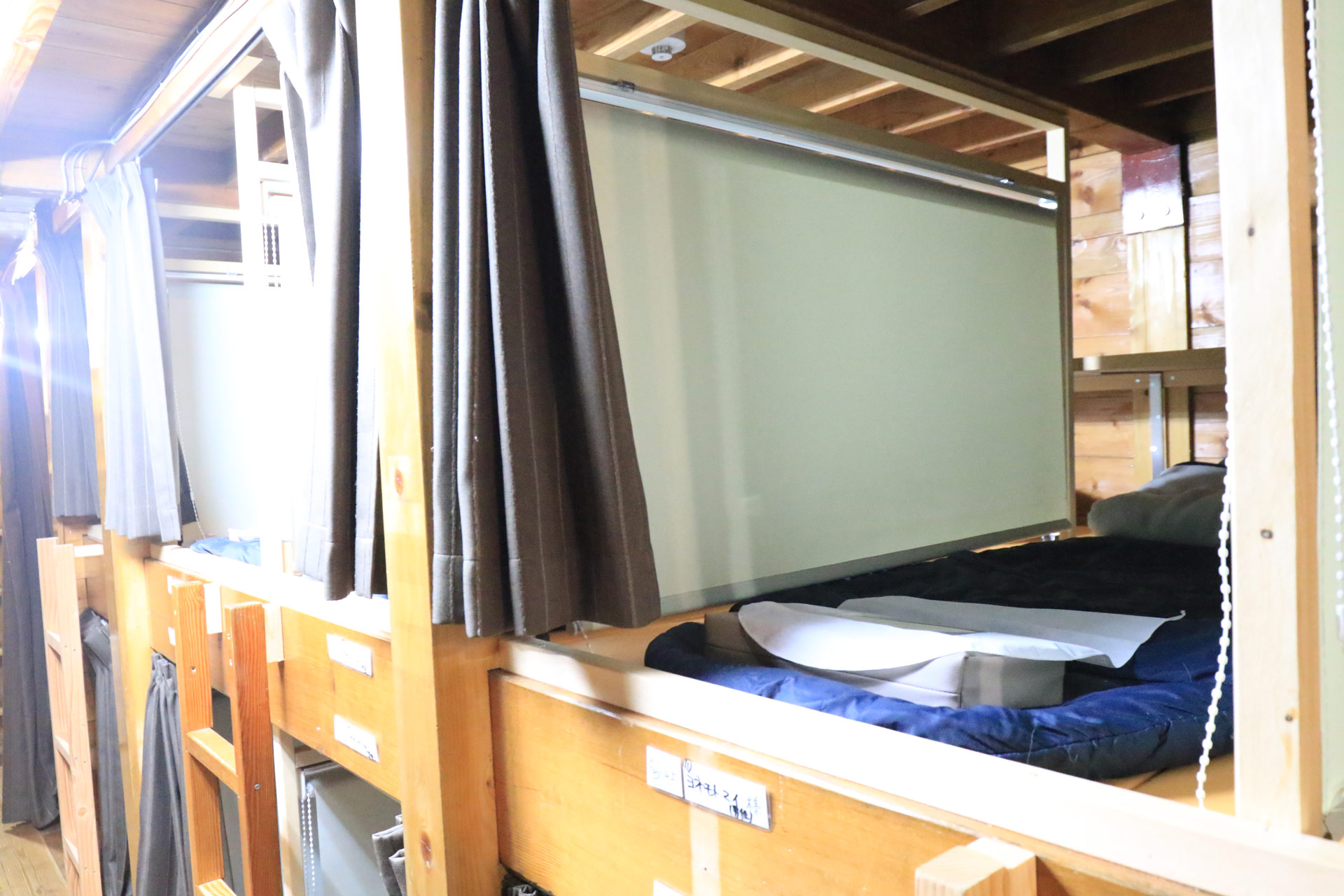 山小屋もソーシャルディスタンスで個別部屋。朝3時出発なのでたっぷり7時間は休めます。