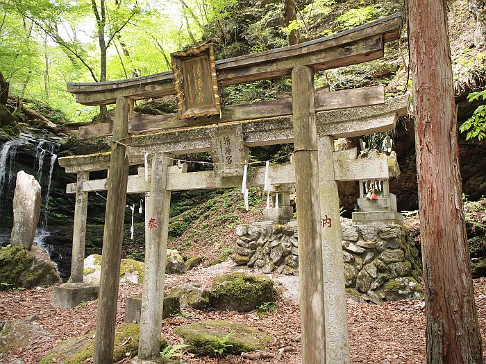 三峯神社表参道~お犬様の霊気を感じる祈りの道~