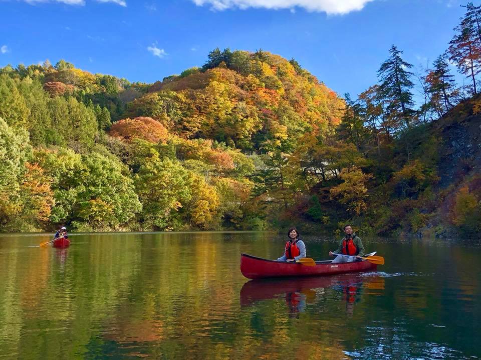 絶景の紅葉カナディアンカヌー＆秋の味覚キノコ狩り